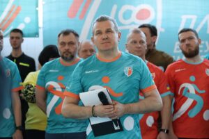 Yurii Horbunov Instagram - Вчора провели важливий захід за ініціативи президента України. 

У Бучанській гімназії №9 пройшло відкриття територіального етапу  спортивних змагань ‚Пліч-о-пліч! Всеукраїнські шкільні ліги’!!
Це крутий проект, який об’єднує школярів з усієї України.

Я був модератором на цьому заході, і це було дуже емоційно! Радий підтримати юних спортсменів! Змагалися 11 команд з футзалу, а на прямому зв’язку були учасники з Києва, Дніпра, Одеси та Львова.І в кожному регіоні-свій вид спорту!

Головна мета такого заходу — це об’єднаня молоді школярів навколо спорту, виховання лідерських якостей. 

Але 

Найголовніше — дати дітям можливість отримати задоволення від спорту!Виховати в собі лідерські якості і зіичайно в деякій мірі отримати психологічне розвантаження,яке зараз так необхідне дітям!!
Зараз, як ніколи, їм потрібна підтримка та позитивні емоції.
Дякую Голові Київської облдержадміністрації Руслану Кравченко @ruslan_kravchenko.ua  за долучення до такого важливого і корисного проєкту!!