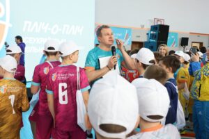 Yurii Horbunov Instagram - Вчора провели важливий захід за ініціативи президента України. 

У Бучанській гімназії №9 пройшло відкриття територіального етапу  спортивних змагань ‚Пліч-о-пліч! Всеукраїнські шкільні ліги’!!
Це крутий проект, який об’єднує школярів з усієї України.

Я був модератором на цьому заході, і це було дуже емоційно! Радий підтримати юних спортсменів! Змагалися 11 команд з футзалу, а на прямому зв’язку були учасники з Києва, Дніпра, Одеси та Львова.І в кожному регіоні-свій вид спорту!

Головна мета такого заходу — це об’єднаня молоді школярів навколо спорту, виховання лідерських якостей. 

Але 

Найголовніше — дати дітям можливість отримати задоволення від спорту!Виховати в собі лідерські якості і зіичайно в деякій мірі отримати психологічне розвантаження,яке зараз так необхідне дітям!!
Зараз, як ніколи, їм потрібна підтримка та позитивні емоції.
Дякую Голові Київської облдержадміністрації Руслану Кравченко @ruslan_kravchenko.ua  за долучення до такого важливого і корисного проєкту!!