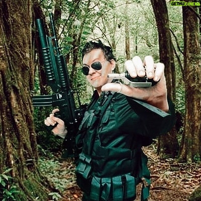 Yuriy Khovanskiy - 28.6K Likes - Пока вы сидите на самоизоляции и боитесь коронавируса, я отправился в джунгли и... подцепил эболу