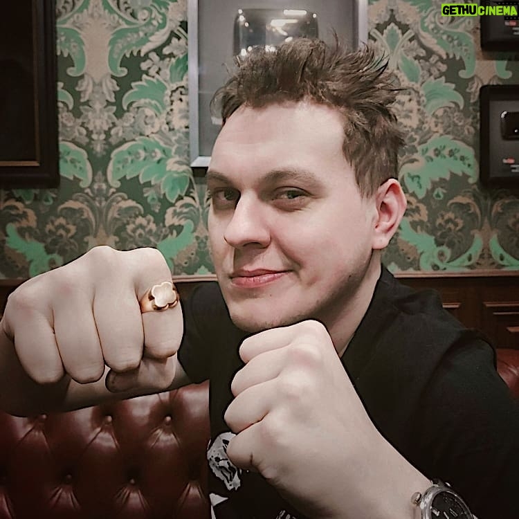Yuriy Khovanskiy - 38.8K Likes - Мне подогнали стилёвую ретро-печатку, а тебе я подгоню бодрую двоечку в челюсть