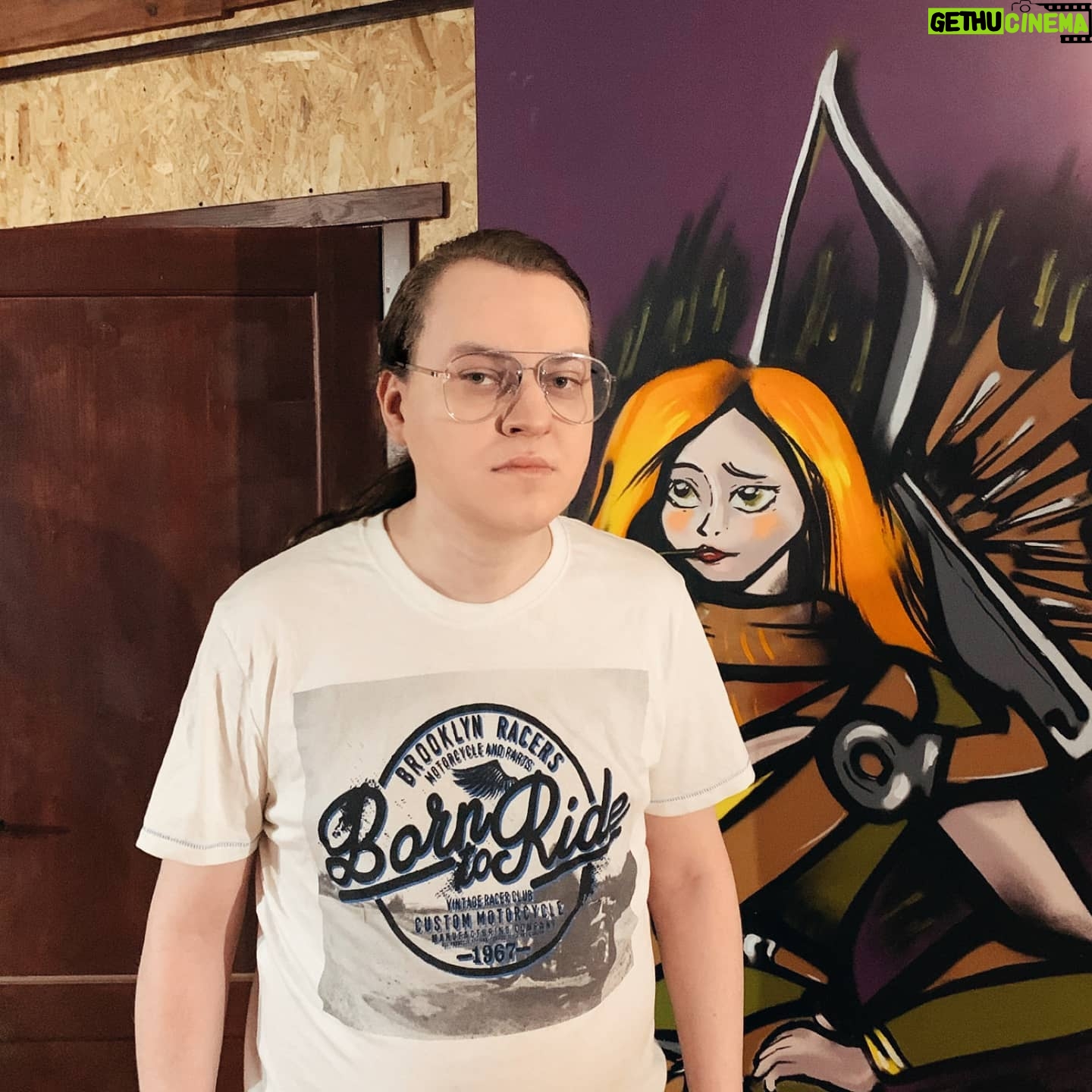 Yuriy Khovanskiy - 42.1K Likes - Хотели снять новый фильм на той неделе, но просмотры на последнем фильме как бы намекают на то, что нахуй надо. Если еще не смотрели "Ваномас: Арена Терпения", кликните по ссылке в профиле и зацените. Может, хотя бы до 500к добьем...