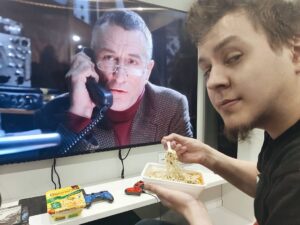 Yuriy Khovanskiy Instagram - Накатила ностальгия по студенческим годам: смотрю телек и ем старый добрый Роллтон. 
Думаю, что нам с Юликом настало время сделать новую битву поваров с блюдами из лапши быстрого приготовления. 
В ближайшее время на канале будет видео с новыми крутыми рецептами!