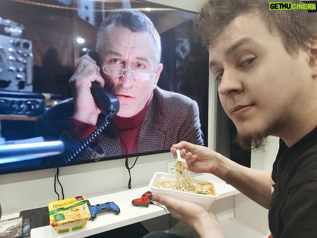 Yuriy Khovanskiy - 34.9K Likes - Накатила ностальгия по студенческим годам: смотрю телек и ем старый добрый Роллтон.
Думаю, что нам с Юликом настало время сделать новую битву поваров с блюдами из лапши быстрого приготовления.
В ближайшее время на канале будет видео с новыми крутыми рецептами!