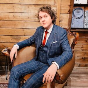 Yuriy Khovanskiy Instagram - Решил наконец-то разжиться костюмом по размеру, и мне с этим помогли друзья из @barleone.ru - магазина, где продают настоящие гангстерские прикиды. Настоятельно рекомендую всем камрадам, которые угорают по "Джентльменам", например. Самое крутое, что костюмы здесь относительно недорогие. В общем, отличный выбор на новый год.