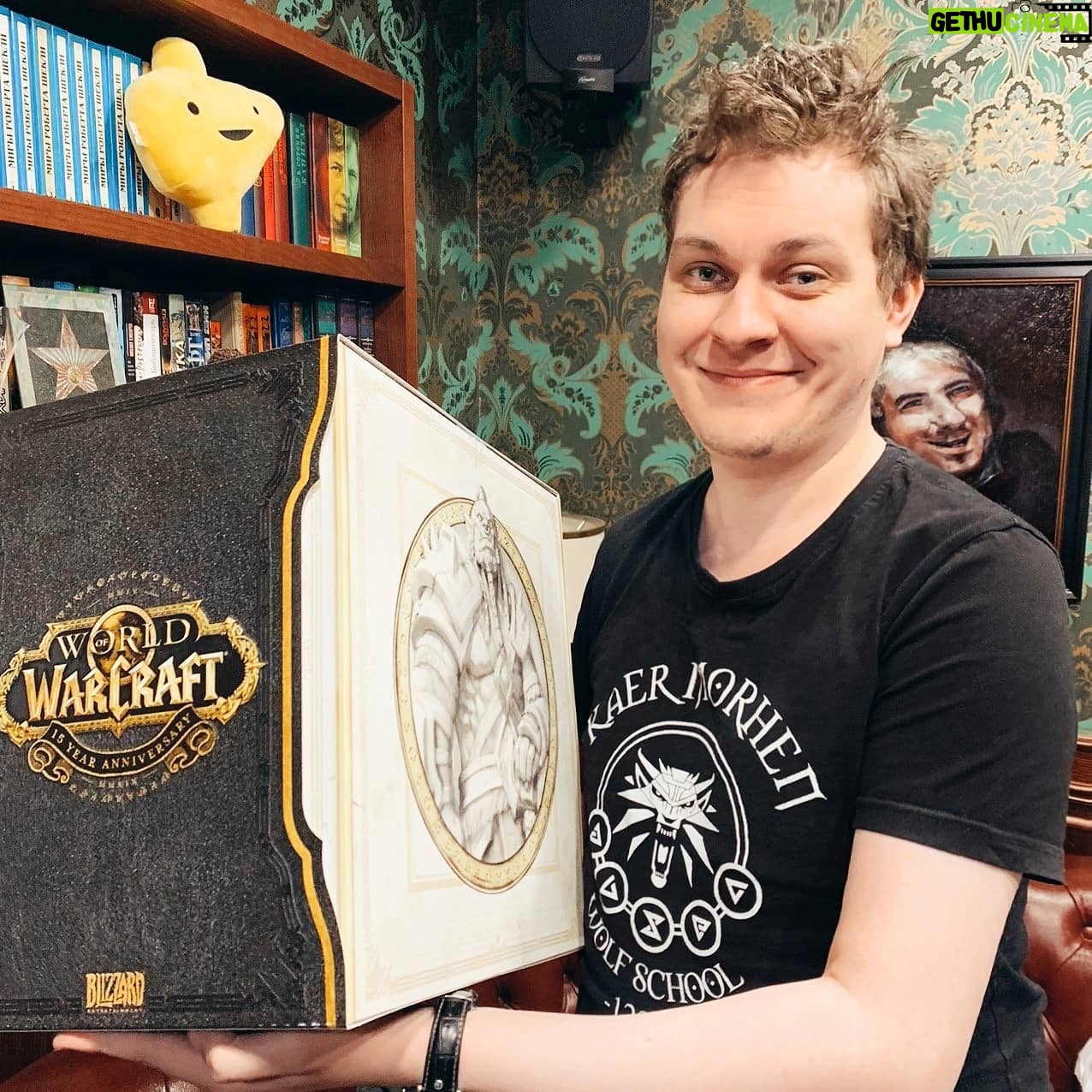 Yuriy Khovanskiy - 32.4K Likes - Приехал королевский подгон от @blizzard - теперь WoW будет не только на компе, но и на столе.