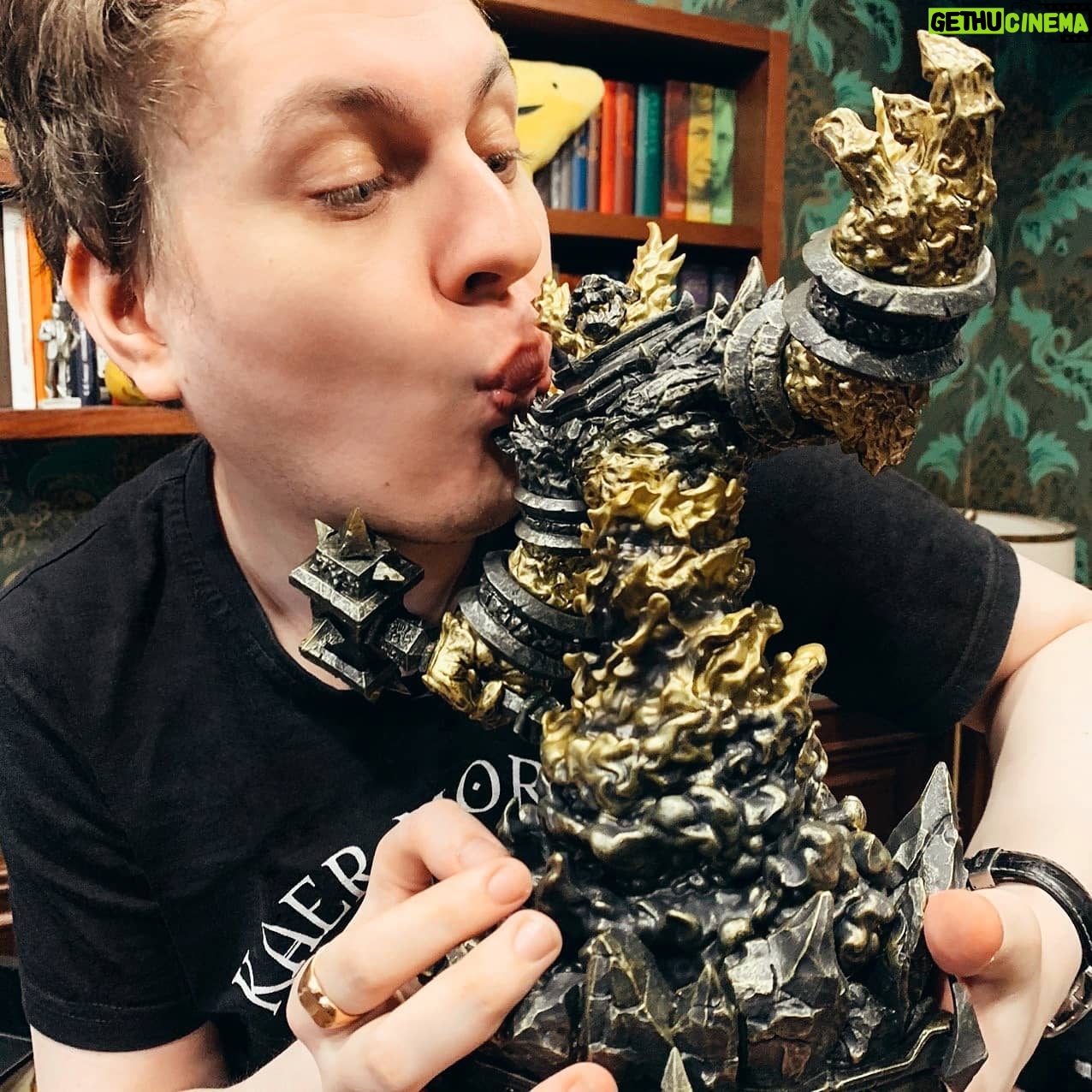 Yuriy Khovanskiy - 32.4K Likes - Приехал королевский подгон от @blizzard - теперь WoW будет не только на компе, но и на столе.
