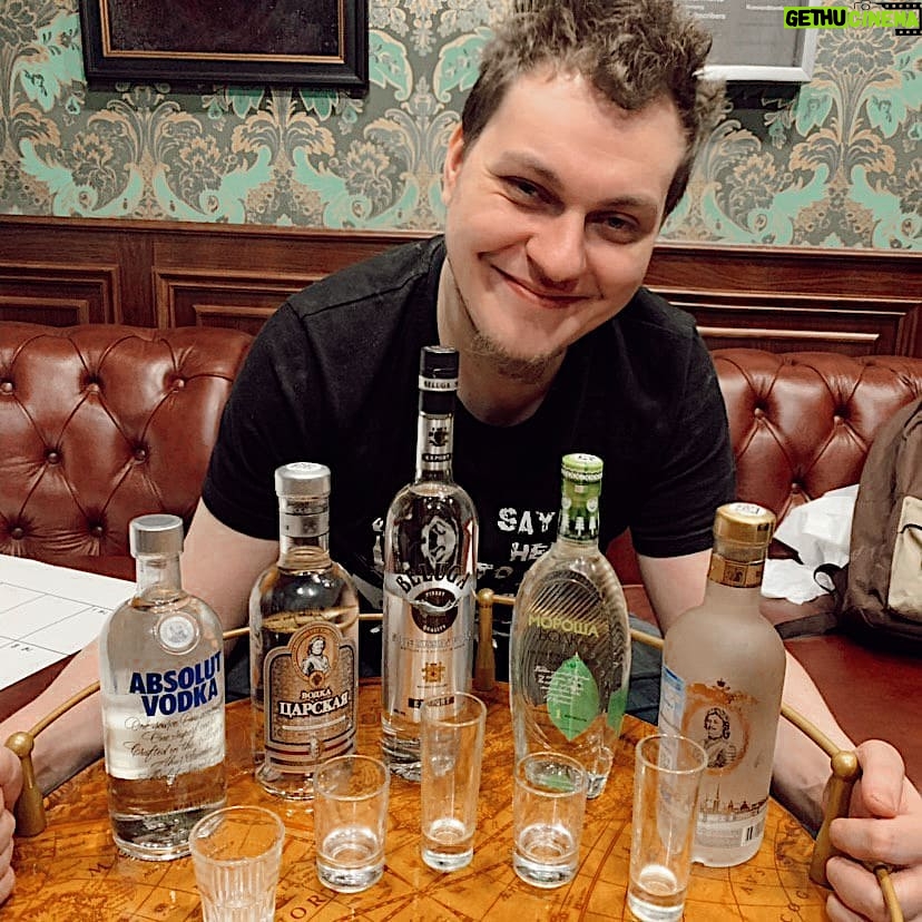 Yuriy Khovanskiy - 39.4K Likes - Подбираем с пацанами алкоголь для шот-батла (хлопнем по рюмашке)