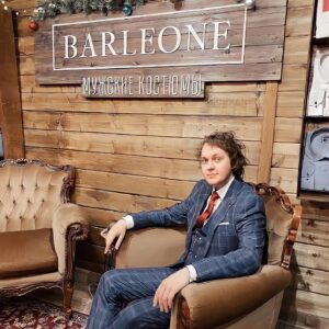 Yuriy Khovanskiy Instagram - Решил наконец-то разжиться костюмом по размеру, и мне с этим помогли друзья из @barleone.ru - магазина, где продают настоящие гангстерские прикиды. Настоятельно рекомендую всем камрадам, которые угорают по "Джентльменам", например. Самое крутое, что костюмы здесь относительно недорогие. В общем, отличный выбор на новый год.