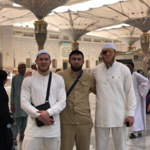 Yusuf Raisov Instagram - В лучезарной Медина с моими дорогими братьями @guseynov60 @abufulan95 @magomed_raisov #рамадан2018 #скоровернемся #иншаАЛЛАХ1 ———————————————————————————
The best place in the world ”Medina” #ramadan2018 #soon #inshaALLAH