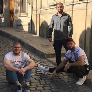 Yusuf Raisov Instagram - То самое место ”упал, очнулся , гипс” . #бриллиантоваярука #отдых #БАКУ🇦🇿 #БРАТЬЯ