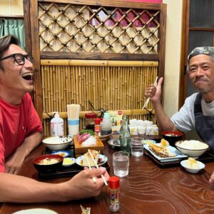 Yûsuke Iseya Instagram - 晴天に恵まれ、腹胸サイズで綺麗に割れる波に乗せられて、サーフィン2ラウンド合計5時間入った日。
　夜ご飯にはカツオ定食を食べました。旬なものは美味しい！そしてサイン頼まれて書いたら、お店の人がご馳走してくれた❣️
嬉しいなぁ〜女将さん、本当ありがとう〜
今度はお支払いさせていただく為にも、またくる約束をして来たよ^ - ^
　今回の何よりのトピックは、松崎さん、頑張って大浴場を作ったのでした！
　YouTubeでお互いに好きなサーファーのライディングを観ながら、いつかはと心を躍らせて入るお風呂は凄い快適〜♪
　身体は疲れ切ったけど、なんだかホッコリとした幸せを感じる日なのでした🌞
　翌日は風ビュービューで波もグチャグチャだったから、さっさと帰りましたとさ！