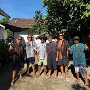 Yûsuke Iseya Instagram - 楽しかったなぁ〜！
今回使った板は @firewiresurfboards のFRK ibolic ラウンドテール6.0 でした！
毎日サーフィンして、飲んで、食いすぎて、気絶笑
ある日は@surftriton のテイさんが皆んなおそろのシャツ買ってくれたり、ホテルで結構デカめな蟹見つけたりして、動物達と触れ合って、波はさほど大きくはなかったけど、癒される旅だった。ただ、波の見極めがイマイチな僕はギリギリの波にやられて、肩やら首やら腰やら、色々と削られましたけどね！
体が動くうちはトレーニング兼ねてますから、続けますです。

#firewiresurfboard 
#firewiresurfboards 
#nextlevelwetsuits 
#warriorswetsuits 
#lombok 
#lombokisland 
#shirts