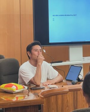 Yûsuke Iseya Instagram - ロアークの四角いバックパックを背負って、愛媛は松山にて講演会、セミナー？どちらで呼ぶかはさておき、今年も行ってきました。
　テーマは「人類の成長を考える」
現在の日本とあなたの進化度を知り、進化のための変化を創る会になります。
　もう既に4回目。最初はREBIRTH PROJECTの活動について、2回目はデザイン思考、3回目は幸せについて、ざっくりと僕が経験を通して、考え及んだことを皆様と共有させてもらってます。
　来年は少しづつでも多くの方に聞いて頂ける形を作れたらと考えてますので、ご参加いただけたらと思います！