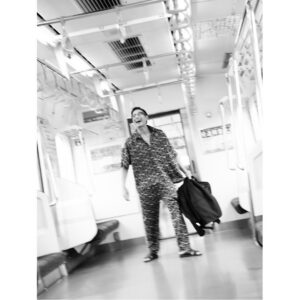 Yûsuke Iseya Instagram - 自殺率が先進国中最も高いにも関わらず「私は幸せ」「死のうとは思ったことがない」と言う。社会に無頓着でも罪ではないが、その無頓着さが日本社会の成長を妨げる。しかし、無頓着になるのも無理はない。何かしたくとも資本主義に組み敷かれれば、政治に関わる力も残さなせない。関わる余力があろうとも、今の政治の仕組みは民衆の力を無力化させ、観客型民主主義を助長する。助長しながらも「投票に行け」はお門違いだ。
　
　システムに疑問を持て。

イベント迄　後1日！
　
by Happy Sauce

DELUXE X YUSUKE ISEYA X AUN・TERRA
FIVE TREES POP-UP STORE

1990年代後半より親交のある
＜DELUXE＞ デザイナーのHUE、
＜Happy Sauce＞主宰 俳優の伊勢谷 友介、
＜AUN・TERRA＞ファッションスタイリストの葛西 信博、
3名によるアートプロジェクト。

今回、完成させたのは2型のアパレルウェア。
DELUXEを代表するスキッパーシャツ・イージーパンツ
をベースモデルにチョイスし、

〈Happy Sauce〉伊勢谷 友介が作成した
メッセージをレターグラフィックで昇華。
シャツの胸ポケット、パンツのヒップポケットへ
落とし込んだデザインが特徴のアイテムに仕上がりました。
また、本アイテムには同メッセージをプリントした
スペシャルバンダナが特典として付属される
BOX SETも30個限定で登場。

2024年7月12日（金）11:00〜22:00
目黒区五本木クラフトビール・バーFIVE TREESにて
開催されるポップアップストアにて先行発売。
同日17:00〜20:00はリリースパーティーを開催致します。

開催日時 : 2024年7月12日（金）11:00〜22:00
場所 : FIVE TREES (GOHONGI)

〒152-0001 東京都目黒区中央町2-35-13

https://fivetrees.tokyo

@deluxe_jp 
@aunterra_official 
@sauce.of.happiness 

@hue_deluxe 
@nobuhirokasai 
@iseya_yusuke