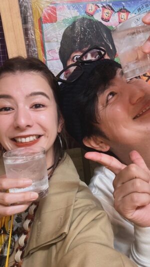 Yusuke Kamiji Instagram - さえ
#スザンヌ と申します
いつも明るく頑張ってる胆っ玉の座った母ちゃんです🤱
あれから月日が経ち距離も離れたんですがなぜか今も大好きです
むかし
『なんでスザンヌって名前なの？』
て聞いたら
『やまもとさえだからだよ^ ^』
て答えられました。

意味が分かりません。

いまだに

でも好きです。

昨日どっちも酔っ払いました
さえから
『ゆーすけ、いつも頑張ってくれてありがとね^ ^』

て言われました

『なんだそれ😒』

て返しました。

焼酎ロックをあと2杯いってたら多分おれ泣いてました。

こいつが頑張ってるから俺も頑張れてます
いつも笑って
たまに泣いて
九州にいたらすぐ連絡や返事くれて
🏃‍♀️
俺が頑張って喜んでくれんなら死ぬまで頑張りたいと思いました✈️

そんだけです。

じゃまたな👋行ってきます、夏また帰ってくる

※彼女が乾杯🍻の音頭をとってますがスザンヌLiveではございません🙇あと、よーこそって言ってますが福岡県民でもございませんwあと『みんなさん』とか言ってますが日本の方です笑

こちらからは以上です💁

@suzanneeee1028 

一生よろしく