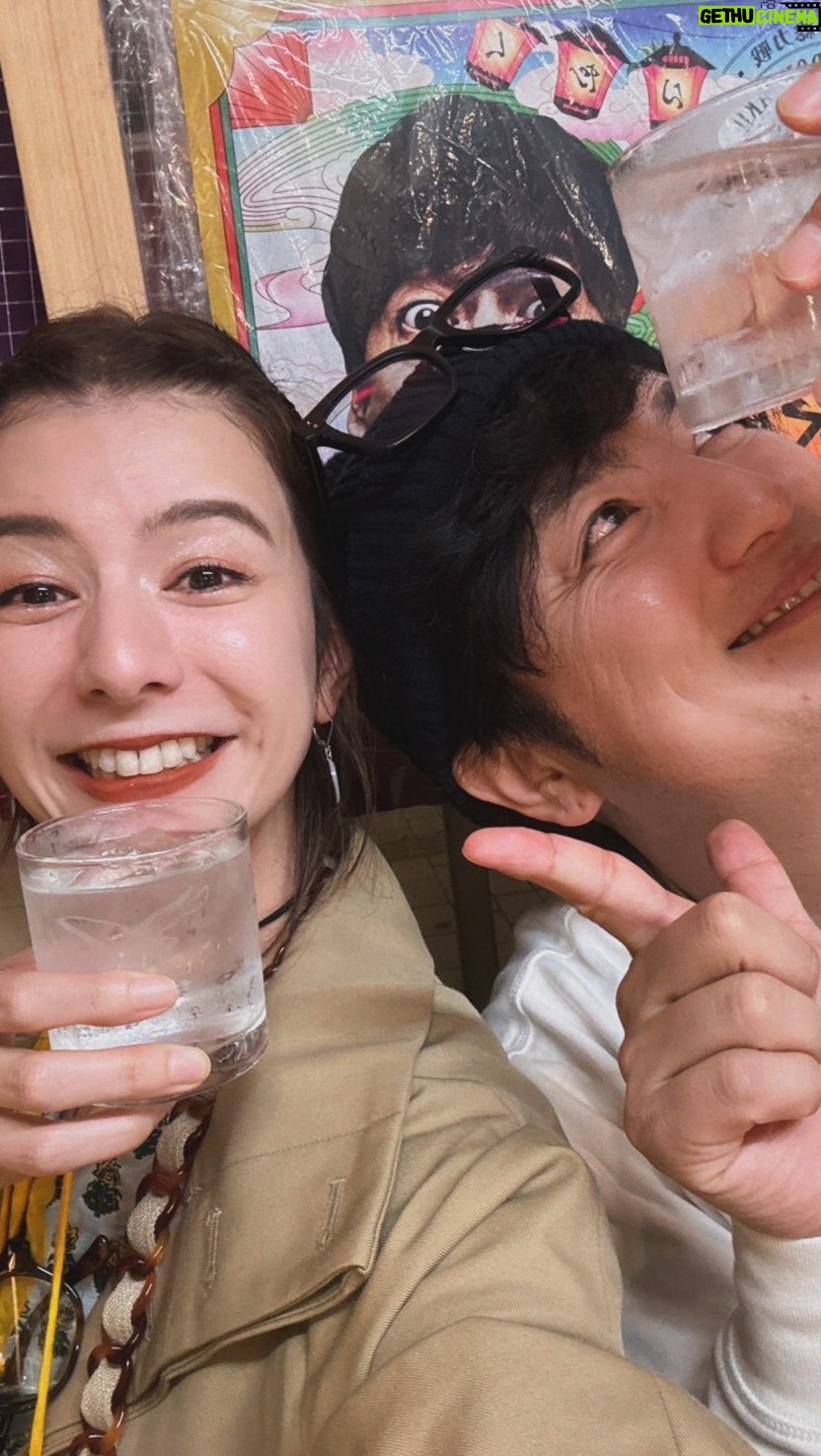 Yusuke Kamiji - 12K Likes - さえ
#スザンヌ と申します
いつも明るく頑張ってる胆っ玉の座った母ちゃんです🤱
あれから月日が経ち距離も離れたんですがなぜか今も大好きです
むかし
『なんでスザンヌって名前なの?』
て聞いたら
『やまもとさえだからだよ^ ^』
て答えられました。
意味が分かりません。
いまだに
でも好きです。
昨日どっちも酔っ払いました
さえから
『ゆーすけ、いつも頑張ってくれてありがとね^ ^』
て言われました
『なんだそれ😒』
て返しました。
焼酎ロックをあと2杯いってたら多分おれ泣いてました。
こいつが頑張ってるから俺も頑張れてます
いつも笑って
たまに泣いて
九州にいたらすぐ連絡や返事くれて
🏃♀️
俺が頑張って喜んでくれんなら死ぬまで頑張りたいと思いました✈️
そんだけです。
じゃまたな👋行ってきます、夏また帰ってくる
※彼女が乾杯🍻の音頭をとってますがスザンヌLiveではございません🙇あと、よーこそって言ってますが福岡県民でもございませんwあと『みんなさん』とか言ってますが日本の方です笑
こちらからは以上です💁
@suzanneeee1028
一生よろしく