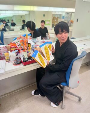 Yusuke Kamiji Instagram - 妖怪 つまみぐい
#焼とうきび 入れときました🌽
差し入れ合い、支え合い、ササクレ痛い