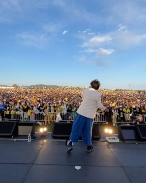 Yusuke Kamiji Instagram - 絶景なり🌻
#遊助 #15周年 #live 
#今日あそこにいてくれた全ての人へ
#遊助を聞いた事ある全ての人に
#今まで遊助と関わった全ての人に
言葉にできないくらいの感謝を込めてありがとうございました
🌻
今年はメチャクチャ全国に愛に生きますわ