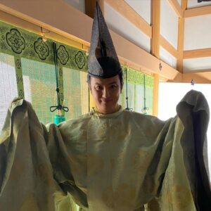 Yusuke Kamiji Instagram - あれから15年か。全っ然違う性格の役柄ですが大石静worldの中、過去の中で現在を生きてるみたいで楽しっス
#光る君へ #nhk 
#ギネ #ntv 
#大石静 先生
『道綱イイねぇ👍』てまたあのcuteな笑顔を貰うのも今の俺のモチベです笑
次は誰が何を言うのか、やるのか。いつも台本を貰うのがワクワク
🇯🇵
誰も見た事も生き抜いた人も無けりゃ真実なんて人それぞれ
その点と点を結ぶファンタジーの中に愛や彩りや情が満載
^ ^
戦がほとんど無い平安時代。
だからつまんない？
んなワケねーじゃんw
🥷
戦が無いって事はその分もの凄い潤いある賢い生き方をした時代の証拠だと俺は勝手に思ってます

では本日もよろしくお願いします

#藤原道綱 より