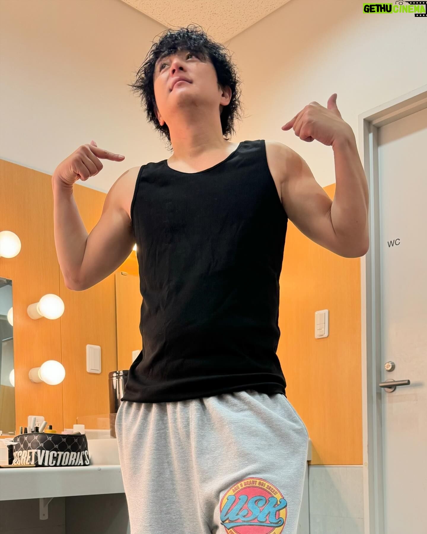Yusuke Kamiji - 5.6K Likes - もぅ次は脱がないからなマジで😑
#ミキティー
なぜかLive中に友達のwifeの名を叫びました🎤w庄司ご家族の皆さま失礼致しました🙇
でゎまた夏お会いしましょう
ありがとう大阪
