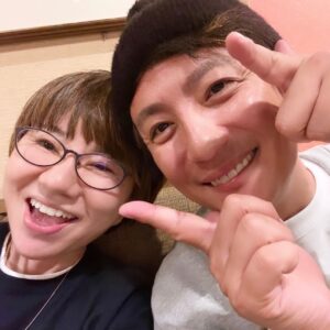 Yusuke Kamiji Instagram - あれから15年か。全っ然違う性格の役柄ですが大石静worldの中、過去の中で現在を生きてるみたいで楽しっス
#光る君へ #nhk 
#ギネ #ntv 
#大石静 先生
『道綱イイねぇ👍』てまたあのcuteな笑顔を貰うのも今の俺のモチベです笑
次は誰が何を言うのか、やるのか。いつも台本を貰うのがワクワク
🇯🇵
誰も見た事も生き抜いた人も無けりゃ真実なんて人それぞれ
その点と点を結ぶファンタジーの中に愛や彩りや情が満載
^ ^
戦がほとんど無い平安時代。
だからつまんない？
んなワケねーじゃんw
🥷
戦が無いって事はその分もの凄い潤いある賢い生き方をした時代の証拠だと俺は勝手に思ってます

では本日もよろしくお願いします

#藤原道綱 より