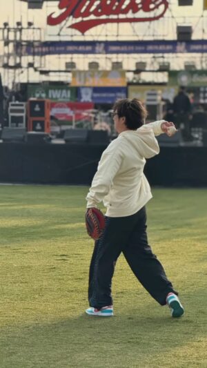 Yusuke Kamiji Instagram - 青い春
#遊助team 
真剣勝負、部活、合宿、祭り、運動会、修学旅行、待ち合わせ場所、楽園、千本ノック、異空間、実験室、人間力の集合体

それら全部足して割ったのがこの現場です

みんなのもんだからここ

出入り自由なんでいつでもどーぞ🚪いつも混ぜてくれてありがとう