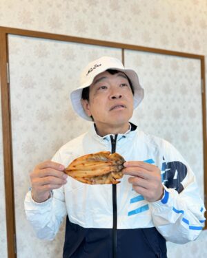 Yusuke Kamiji Instagram - 富士を見つけた河童と干物です♡
#蛍原徹 #🗻 #🏌️‍♂️ 
#食品サンプル