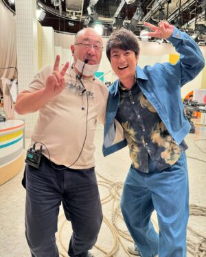 Yusuke Kamiji Instagram - あったかいstaff、共演者、海老パスタぁざした
#あさイチ
マスクした音声さんが耳元で『お久しぶりです』て振り返って『もしかしてナベさん⁉️』て22年ぶりでもすぐ分かりました
2枚目
僕の戦友ですw
#ウルルン滞在期間
全裸で人が吐いたやつ食べて火山🌋噴火した奇跡の2週間