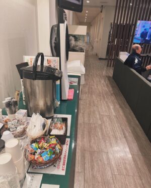 Yusuke Nishizawa Instagram - 岸です。今日はNGK出番。1回目の合間は浜本さんにご飯連れて行ってもらったよ。2回目の合間はやることなくてアルファベットチョコレートを飴の下の方に隠してたよ。
#浜本さん
#村田さん
#やなぎ浩二さん
#岸大介
#太秦の空き時間
#何してますのん