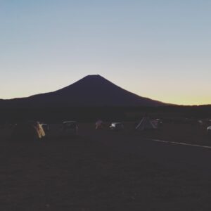 Yusuke Nishizawa Instagram - 岸です。ちょっと前に行ったユースケキャンプ。寒過ぎて死ぬ思たらしいよ。景色もいいやん。でも寒過ぎて死ぬ思たらしいよ。。
#ほんまに寒過ぎて
#また夜一瞬帰ろ思たて
#朝は水も凍ってたよ
#ふもとっぱら
#岸大介
#太秦の空き時間
#何してますのん