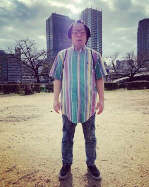 Yusuke Nishizawa Instagram - 岸です。先日のユースケ。
富山にあるヴィンテージショップForemost。
@foremostvintage 代表の根本さん。お店も根本さんもめちゃめちゃカッコいいで。また早よ行きたいで。
#富山
#Foremost
#雨でタクシー無さすぎてチンチン電車乗ったよ
#岸大介
#太秦の空き時間
#何してますのん