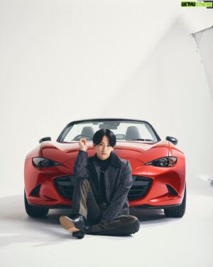 Yusuke Sato Instagram - 1月19日発売の
カーセンサー3月号

「私らしいクルマ」という記事に
マツダのロードスターと一緒に
載せていただいています☺︎

男なら誰もが憧れる
マニュアルの国産2シーター。

最近、特に街中でも見かけることが多いロードスターに僕もメロメロです。

車も電子化が進んでいる
世の中ですが
やはりガソリンの匂いがする
エンジン音が心を震わす
そんな車にいつか乗りたい。

男のロマンですからね😁✨✨

ぜひ、チェックしてみてください！

#マツダ
#ロードスター
#カーセンサー

stylist @taiji_tj