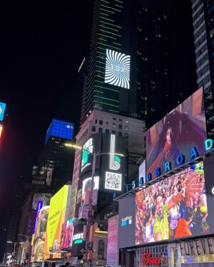 Yuuki Wakai Instagram - We performed in New York！🇺🇸
⁡
I was so happy to perform in front of you guys♡
⁡
⁡
Anime NYC2023にてi☆Risとしてライブをしてきました！
⁡
来年公開される劇場版i☆Risのプロモーションもこめて
ちょっとだけ映画の台詞を生朗読したりもしました🎤
⁡
アニメが世界でこんなにも愛されてるのを改めて見て
なんて誇らしい日本の文化なんだろうと感じたよ♡
⁡
海外の皆さんがちゃんと日本語でコールをしてるのも面白かった！！笑
⁡
海外に行く度にいい刺激をたくさんもらうなあ！
また早く行きたい！！！！
⁡
#animenyc
#animenyc2023 
#newyork 
#timessquare 
#ピザでかすぎ
#ピザ美味すぎ
