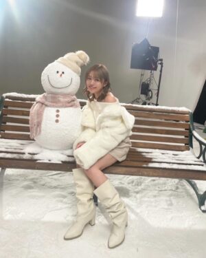 Yuuki Wakai Instagram - 「White Lyrical Kingdom」MV見てくれたかな？
⁡
今回ドアップのカットが多くてちょっと照れくさいけど！笑
あざとかわいいi☆Risちゃん楽しんでください⛄️
⁡
そして衣装可愛いよねー🤍
今回はみんなにギャルって言われたよ笑
そこがお気に入り😉
⁡
1/24(水)リリースです！
⁡
⁡
Styling @shingo_tsuno 
Hair&make @1129kotomi 
⁡
⁡
#冬コーデ #デートコーデ #白コーデ #低身長コーデ
#雪だるま ⛄️