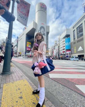 Yuuki Wakai Instagram - 明日はツアー東京公演ですっ
なりたいものになっていいよシリーズで
平成ギャルになった私がグッズになってるので
記念にゲットしてくださいな🫰
⁡
⁡
#地元にいた頃憧れだった109
#令和の渋谷に馴染まなさすぎてまじで浮いてた
#誰か今度平成ソング縛りカラオケしよ
#ギャルメイク #ギャル