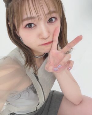 Yuuki Wakai Instagram - 8/23発売「Let you know/あっぱれバカ騒ぎ」のジャケット衣装♡
⁡
⁡
Styling @shingo_tsuno 
Hairmake @1129kotomi 
⁡
⁡
明日はこの衣装着てリリースイベントするよ♡
⁡
久しぶりにお話できるからたのしみ🫰
⁡
#newsingle #この衣装の着方忘れた
