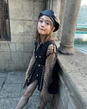 Yuuki Wakai Instagram - 明日はi☆Risのデビュー11周年記念ワンマンライブです。
テーマは怪盗です。Heart Jackするのでお楽しみに…💌
⁡
グッズ撮影の時の！編み編みちゃんでした🕸
⁡
Styling @masakiusami

#ジャケット #が #ワンピース #として着れちゃう #低身長コーデ
