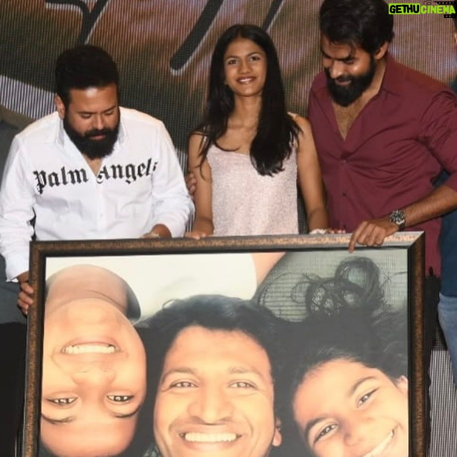 Yuva Rajkumar - 179.7K Likes - ಈ ಅಣ್ಣನ “ಅಪ್ಪುಗೆ” ನಿನಗಾಗಿ ಸದಾ ♥️
.
.
#Appuge Lyrical Video from #YUVA out now
@santhosh_ananddram @vkiragandur @hombalefilms @hombalegroup @chaluvegowda @sapthami_gowda @b_ajaneesh @vishwaskashyap_nepathya @shreeshakuduvalli #AshikKusugolli #Arjun @yogigraj @vijayprakashvp @aanandaaudio @yuvathefilm