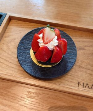 Yuwanat Arayanimisakul Instagram - แวะร้านดังด้านเบอร์เกอร์  แห่งปากช่อง เขาใหญ่😋
อร่อยดีเลยค่ะ คุ้มค่าการขับมานาน 

ขับผ่านเขตที่ผ่านธรรมชาติมากมายเพื่อมาร้านนี้

ร้าน
📍 @buun.khaoyai 

🍔 เมนูที่ได้Michelin Guide 2023 กับ 2024  คือ เบอร์เกอร์แจ่วมะเขือพริกคั่ว นาฏชอบเมนูนี้ เปรี้ยว เผ็ดนิดๆ มีความคิดสร้างสรรค์ดีค่ะ เนื้อคารูบิกก็นุ่มกลางๆ แต่หวานหอมอร่อยค่ะ 
🍔เบอร์เกอร์ Buun เนื้อโคดำลำตะคอง บดๆ หอมดีค่ะ ซอสเค้าเข้มกลมกล่อมกำลังดีมาก

ร้านในเครือมีหลายร้านเลยค่ะ
ร้านขนม.@maa___khaoyai  คนแน่น เราก็สามารถสั่งมาทานที่ร้าน Buynได้ค่ะ

🍮🍰 Petch pakchong cake ทำจากน้อยหน่า ก็สดชื่นอีกแบบค่ะ มีเนื้อน้อยหน่าผสมด้วย
🍰 Strawberry shortcake ที่น้องมาชส์สั่งคืเ เธอชอบมาก สตอเบอรี่สดหวานอร่อย
.
.
#narteats #นาฏชวนชิม
#nartsreview #khaoyairestaurant #khaoyaicafe