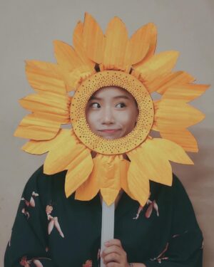 Yuzuki Akiyama Instagram - .
.
いつかのお写真🌻

もう、夏終わるね。

夜涼しい。

まだ夏おわってほしくないなぁ

photo by @anchan.jr 

#ひまわり #造花のひまわり
#Summer #JAPAN #日本の夏
#夏休み #夏 #終わらないで
