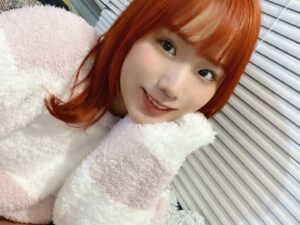 Yuzuki Akiyama Instagram - .
.
落ちてる毛さえオレンジだと可愛い。
もしかしたら、Gもオレンジなら
可愛いのかな🤷‍♀️

#オレンジカラー 
#オレンジヘアー