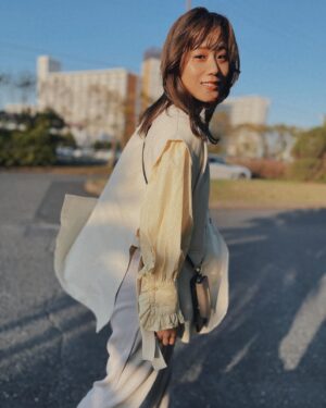 Yuzuki Akiyama Instagram - .
.
ぽかぽか春ですねぇ🌸
今年は近所の桜の下でお弁当食べて
お花見しました🌸

そしておNew #スマホケース ❣️
@sylph_kazelabo 
お財布にもなってカードもお札も小銭も入れられて
リップも持っていけて
これ一つでおでかけできて最高です☺️

#春 #日本 #JAPAN #CHERRYblossom #Spring