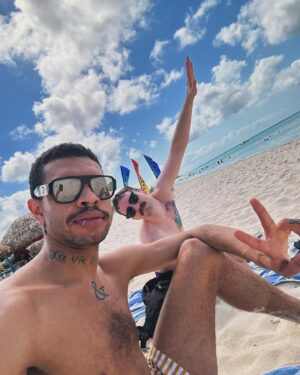 Yvie Oddly Instagram - Ayo Aruba! 

Finally took a vacation (and a loooong break from my phone) with my beachy baby @dougyills 

Thanks for the fish, the fun, & the sunburns 😍🏝️