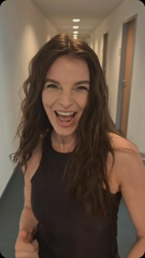 Yvonne Catterfeld Instagram - Nach einem tollen @thevoiceofgermany Drehtag, das Make-Up ist abgewischt, on the MOVE ins Wochenende… und der Regisseur so: Lass uns die Szene nochmal drehen… aber mit einer Spinne 😅💥 #okbyeee #happyfriday #move