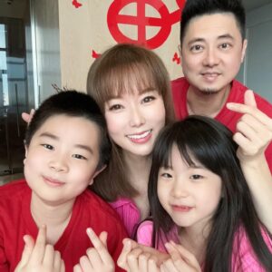 Yvonne Lim Instagram - Thank you family and friends for checking in on us after a reported 5.0 magnitude earthquake this morning, we have had ongoing aftershocks recently after 3 April...😓
Our hearts are grateful we are safe🙇🏻‍♀️
.
大家都在问我...很希望看我回国参加 #红星大奖2024 ...也知道大家现在都在为我积极投票，希望我拿下第十座 #十大最受欢迎女艺人 ...我真的感动，很感恩🙏🏻🥰。
坦白说，我真的很想买个机票回来的。可是现在的我，有地震后遗症，我不放心离开老公孩子们...🫣
.
老公 @alextien 等我这几天心情比较平复镇定下来后，才给看我们家地震的影片... 加上今早的地震，更加让我觉得留下来陪我家人是对的...感谢大家的体谅。🙇🏻‍♀️🥰
.
㊗️今晚出席的朋友们，同事们 good show and best of luck! 🙌🏻
愿大家 #平安 #健康 #感恩 🙏🏻💕
.
@the_celebrityagency 
#staraward2024