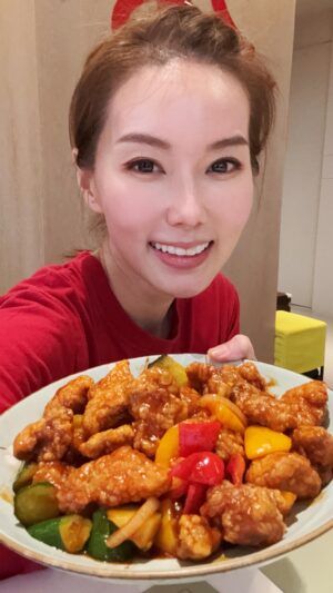 Yvonne Lim Instagram - Final semester exam period for #happyAJ & #happyAlexa..😝
showing my way of support and love by cooking their favorite food! 🥰💪🏻
.
儿子跟我一样很爱吃咕咾肉，可以吃一大盘，外面卖的也没多少块，每次吃不够..😝。
那就自己煮，想吃多少就多少！😋
顺分享我怎么把肉裹上面粉的小方法！超简单又不会撒得到处都是哦！🙌🏻
.
只要吃到爱吃的美食，心情会不会轻松愉快了呢？😍 #我是吃货 
.
#foodhacks 
#cookedwithlove 
#homecooked 
#myjoyandhappiness 
#mysunshine
#sweetandsourpork
#friedbeehoon
#爱心餐
#平安
#健康
#感恩