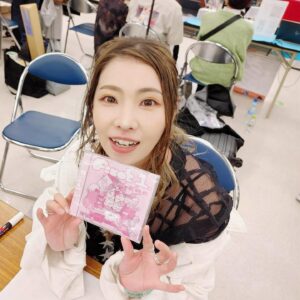 ZAQ Instagram - M3ありがとうございました😊✨
とってもたくさんの方々にCDを受け取ってもらえて本当に嬉しかったです！

ワンマンライブのチケットも同時に発売したのですが、そちらでチケット買っていただいた方々もありがとうございました✨✨

初めましての方もいつもありがとうの方も、ZAQの新しい音作りを楽しんでもらえてたら幸いです✨(^^)
そして、曲の感想ももらえたらとても嬉しい。。
今後の参考にね！☺️

昔から同人音楽イベントというのには興味があって、ずっと出たいと思ってました。
それはわたしが同人音楽でたくさん音楽を勉強させてもらった過去があるからでして。（昔めっちゃ音源買いまくって音楽分析とかしてた）

わたしがこういうイベントに参戦することで、ファンだけでなく、いろんな音楽を作る方々にも勇気とか与えられたらなと思ってます！おこがましいことですが！

ワンマンライブ楽しみにしてるよ！という声もたくさん聞けました。
今年のKURUIZAQは新たな挑戦をしようと思ってますので楽しみにしててください✨✨

今日は本当にありがとうございました😊✨

【追記】
今回CDが買えなかった方々も、11月8日からデジタルリリース開始しますのでぜひ新曲を堪能してください✨✨