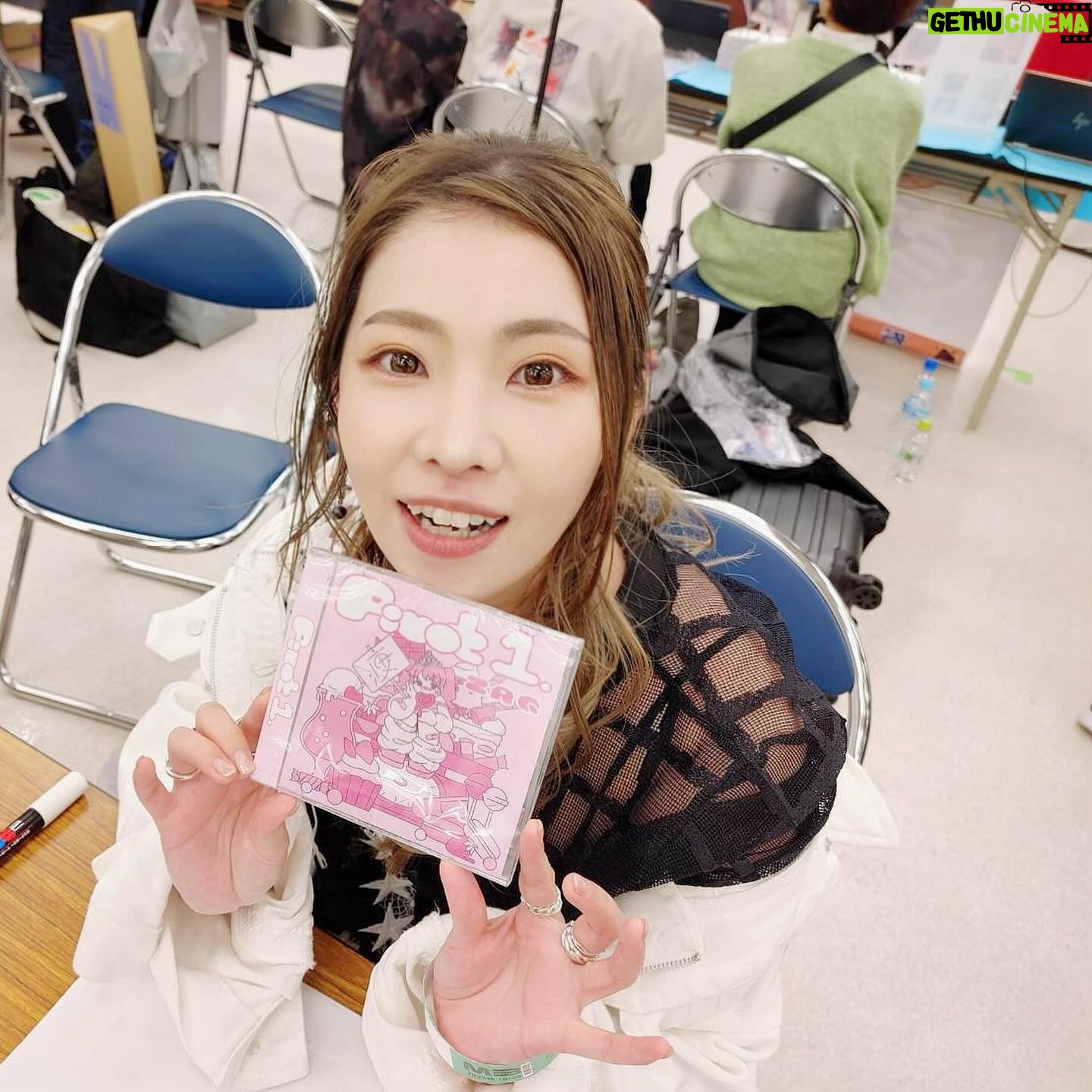 ZAQ - 625 Likes - M3ありがとうございました😊✨
とってもたくさんの方々にCDを受け取ってもらえて本当に嬉しかったです!
ワンマンライブのチケットも同時に発売したのですが、そちらでチケット買っていただいた方々もありがとうございました✨✨
初めましての方もいつもありがとうの方も、ZAQの新しい音作りを楽しんでもらえてたら幸いです✨(^^)
そして、曲の感想ももらえたらとても嬉しい。。
今後の参考にね!☺️
昔から同人音楽イベントというのには興味があって、ずっと出たいと思ってました。
それはわたしが同人音楽でたくさん音楽を勉強させてもらった過去があるからでして。(昔めっちゃ音源買いまくって音楽分析とかしてた)
わたしがこういうイベントに参戦することで、ファンだけでなく、いろんな音楽を作る方々にも勇気とか与えられたらなと思ってます!おこがましいことですが!
ワンマンライブ楽しみにしてるよ!という声もたくさん聞けました。
今年のKURUIZAQは新たな挑戦をしようと思ってますので楽しみにしててください✨✨
今日は本当にありがとうございました😊✨
【追記】
今回CDが買えなかった方々も、11月8日からデジタルリリース開始しますのでぜひ新曲を堪能してください✨✨