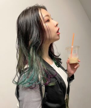 ZAQ Instagram - 髪染めた😘😘

今回も素敵な緑青赤紫のミックスカラー😉海藻海草😉✨

…しかしやっぱ利き顔は横顔に現れますな。😇😇

今回も素敵なカラーにしてくださったのは @tatehoramiki___ 

ありがとうございましたぁー🥰