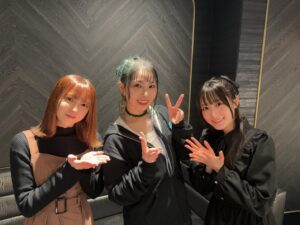 ZAQ Instagram - ダイアローグ＋インビテーション！
の原曲を歌ってくれている、DIALOGUE＋のきょんちゃん、やかんちゃんが見にきてくれました😭❤️

2人とも忙しい中本当にありがとうございます✨

DIALOGUE＋さんはどの曲もめちゃくちゃ強くて、
努力家で全員性格もよくて、本当に大好き🥹✨
デビュー曲のカップリング曲を書かせてもらったけど、そのころから何枚も何枚も神曲量産してて、ライブもパワフルでどんだけライブ本数やってんの？ってぐらい超ライブアーティスト。
ダイアローグ＋インビテーション一曲で息切れしていた（）わたしは尊敬の念が絶えません🥹🫶

これからもずっと応援しています！！

（やかんちゃんインスタやってないからｷｮﾝﾁｬﾝだけタグつけまひた）
